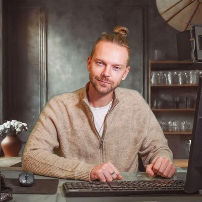 开云在线内容主编的工作侧影：在靠窗书桌前翻阅标注满便签的资料册，暖色台灯照亮桌面，呈现长期整理与复核内容的专注状态